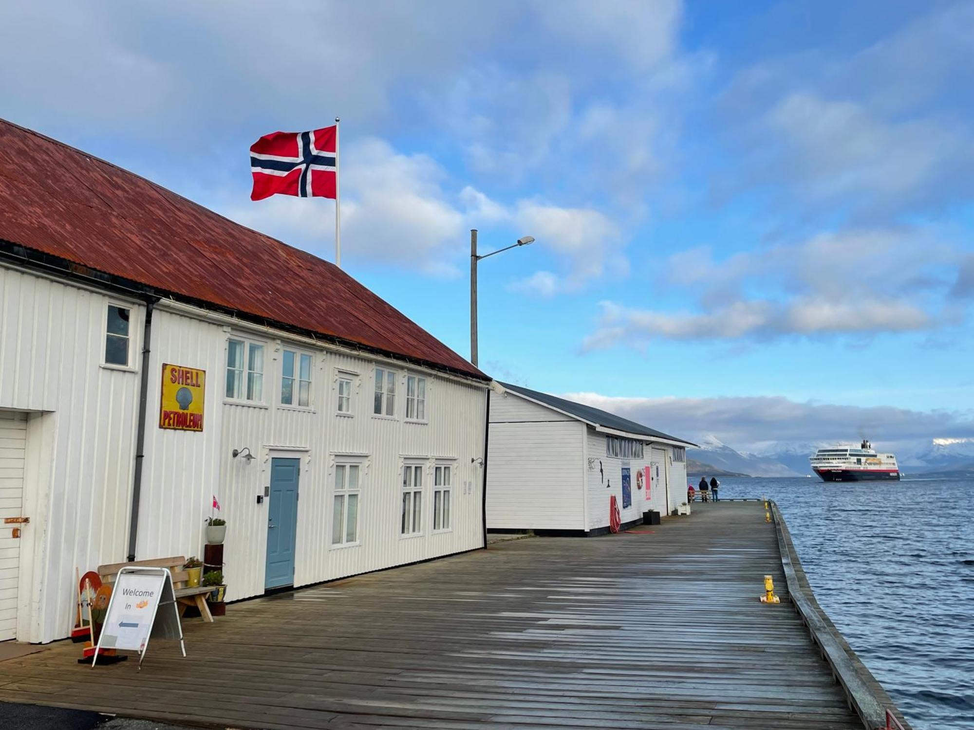 1. Etg I Dampskipsbrygga, Lodingen Havn Екстериор снимка